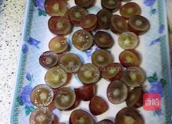 玉米炒葡萄的做法图解2