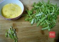 芹菜炒鸡蛋的做法图解2