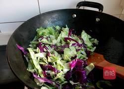 双色甘蓝炒肉丝的做法图解2