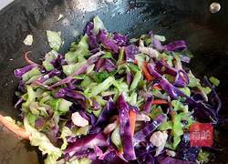 双色甘蓝炒肉丝的做法图解4