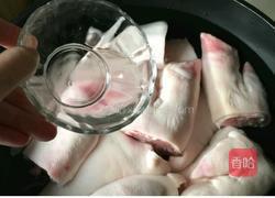 冰糖炖猪蹄的做法图解2