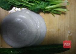 黄瓜菠菜炒灌肠的做法图解1