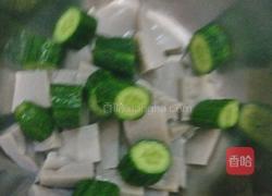 黄瓜菠菜炒灌肠的做法图解2