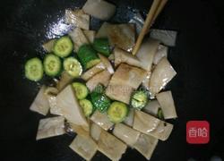 黄瓜菠菜炒灌肠的做法图解6