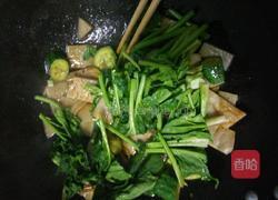 黄瓜菠菜炒灌肠的做法图解9