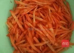 胡萝卜炒大蒜的做法图解1