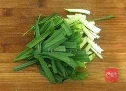 胡萝卜炒大蒜的做法图解2