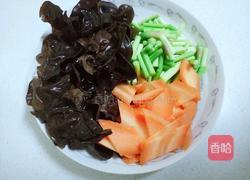 胡萝卜炒木耳的做法图解1