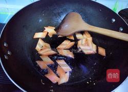 胡萝卜炒木耳的做法图解2