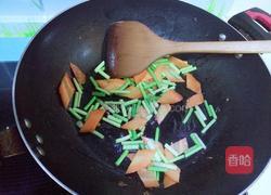 胡萝卜炒木耳的做法图解3