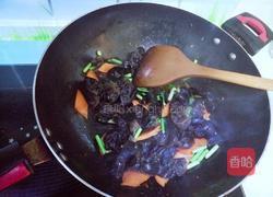 胡萝卜炒木耳的做法图解4