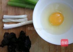 芹菜鸡蛋木耳饺子的做法图解3