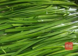 韭菜皮蛋拌豆腐的做法图解1