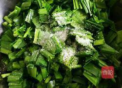 韭菜皮蛋拌豆腐的做法图解2