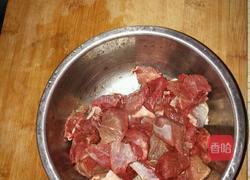 牛肉炖萝卜的做法图解1