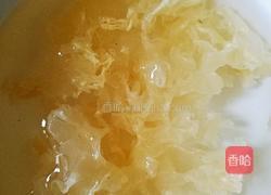 百合银耳雪梨汤的做法图解2