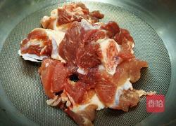 萝卜大骨汤的做法图解1