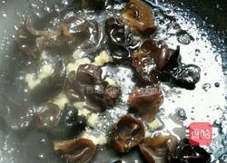 木耳蒜苗炒鸡蛋的做法图解6