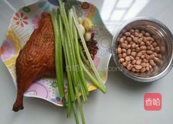 花生芹菜炒腊鸭的做法图解1