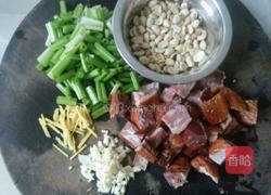 花生芹菜炒腊鸭的做法图解4