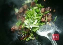 花生芹菜炒腊鸭的做法图解10