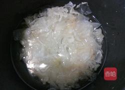银耳雪梨汤的做法图解2