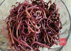 凉拌蕨菜的做法图解1