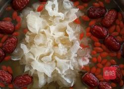 苹果梨红枣枸杞银耳羹的做法图解2
