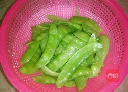 荷兰豆炒腊肠的做法图解2