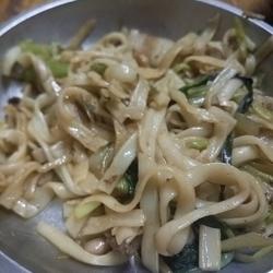 芹菜葱花瘦肉炒河粉的做法[图]