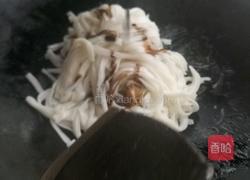 芹菜葱花瘦肉炒河粉的做法图解2