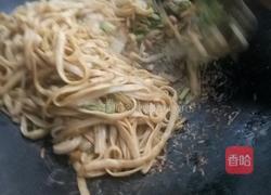 芹菜葱花瘦肉炒河粉的做法图解4