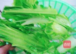腊肉炒青菜杆的做法图解1