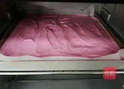 Illustration of how to make dragon fruit cream cake roll 12