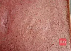 Illustration of how to make dragon fruit cream cake roll 13