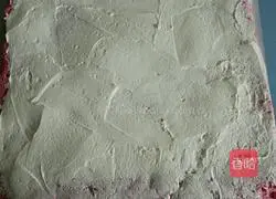 Illustration of how to make dragon fruit cream cake roll 16