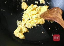 胡萝卜鸡蛋面的做法图解3