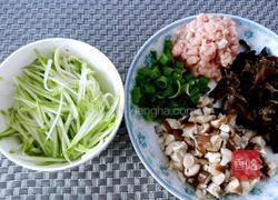 香菇肉丁打卤面的做法图解1