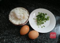 葱香蛋炒饭的做法图解1
