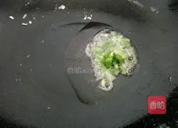 Illustration of how to make green onion and egg fried rice 5