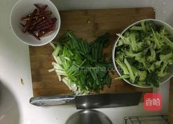 炝拌西蓝花的做法图解1