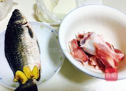 筒骨鲫鱼豆腐汤的做法图解1