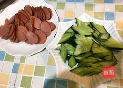 黄瓜炒烤肠的做法图解2