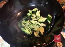 黄瓜炒烤肠的做法图解4