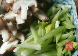 香菇炒芹菜的做法图解2