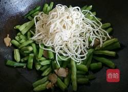 扁豆虾仁炒面的做法图解9