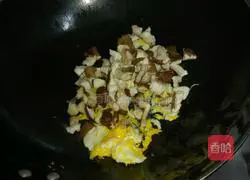 Illustration of how to make egg and mushroom fried rice 3