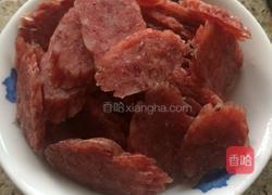 腊肠炒大葱的做法图解1