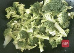 蒜香西兰花的做法图解1