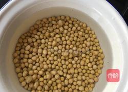 黄豆焖猪蹄的做法图解1